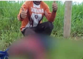 Apologia ao crime: homem é investigado após tirar foto sorrindo ao lado do irmão morto no AM