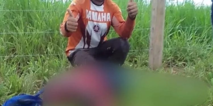 Apologia ao crime: homem é investigado após tirar foto sorrindo ao lado do irmão morto no AM