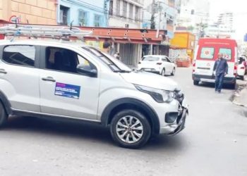 Motoqueiro colide com carro e quebra a perna durante acidente em Manaus