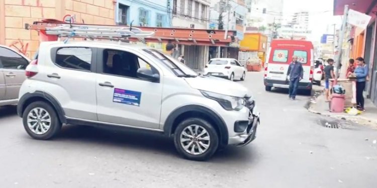 Motoqueiro colide com carro e quebra a perna durante acidente em Manaus