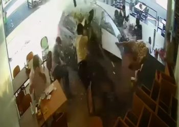 Impressionante! vídeo mostra veículo invadindo loja e atropelando pessoas; veja