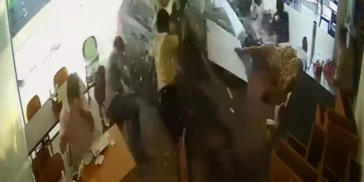 Impressionante! vídeo mostra veículo invadindo loja e atropelando pessoas; veja