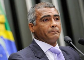 Após ser chamado de ‘safado’, Romário revida  e chama seguidora de ‘piranha’