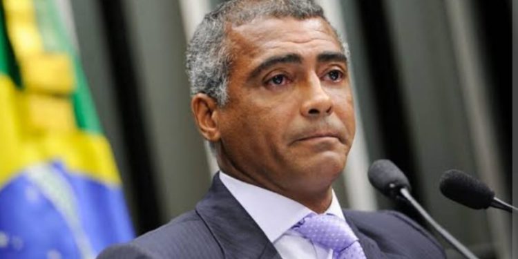 Após ser chamado de ‘safado’, Romário revida  e chama seguidora de ‘piranha’