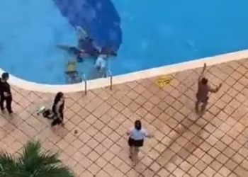 Duas crianças são eletrocutadas enquanto brincavam em piscina de condomínio; veja o vídeo