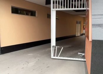 Após noite de amor, cliente caloteiro foge de carro e arranca portão de motel em Manaus