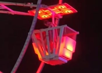 Vídeo: Foliões aproveitam cabine de roda-gigante para fazer vuco-vuco em bloco de Carnaval