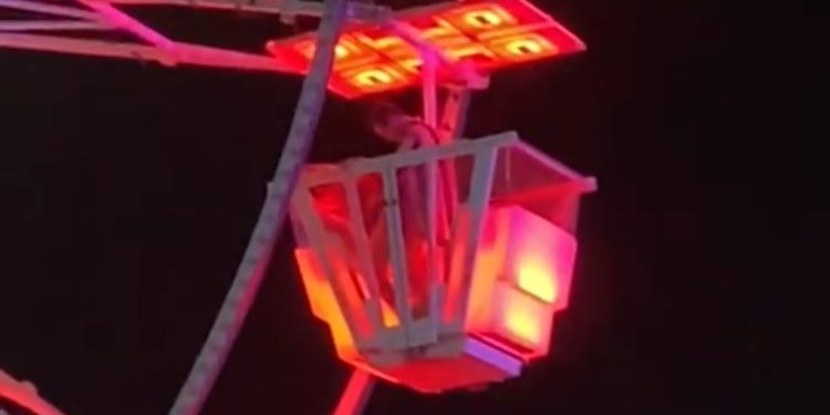 Vídeo: Foliões aproveitam cabine de roda-gigante para fazer vuco-vuco em bloco de Carnaval