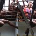 Assaltante tenta entrar por telhado de lanchonete e fica preso na grade