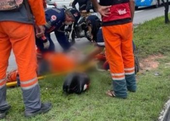 Carro bate em motocicleta que transportava gari e amigo em Manaus