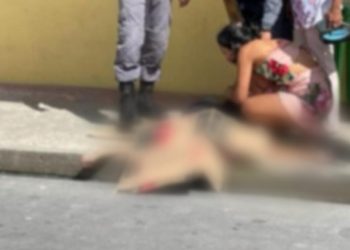 Homem decide sentar em calçada quando é executado por dupla em Manaus