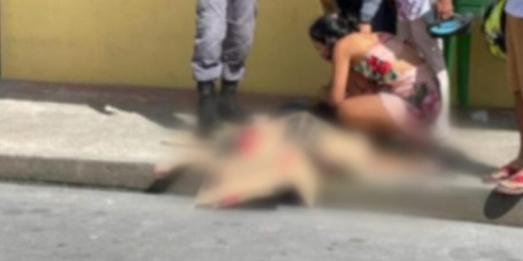 Homem decide sentar em calçada quando é executado por dupla em Manaus