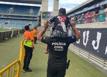 Menino de 10 anos é abandonado em estádio pelo próprio pai bêbado