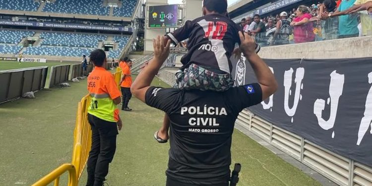 Menino de 10 anos é abandonado em estádio pelo próprio pai bêbado