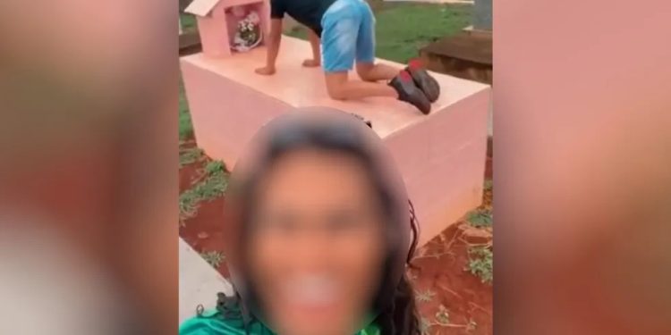 Dupla é presa por vandalizar e dançar funk em cima de túmulo de criança