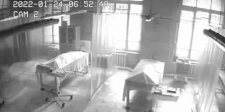 Vídeo mostra cadáver se levantando de maca em necrotério; veja