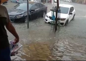 Vídeos mostram alagamento no Centro de Manaus após forte chuva; veja