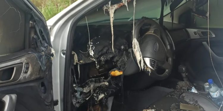 Raio atinge caminhonete e deixa veículo ‘derretido’; motorista sobreviveu