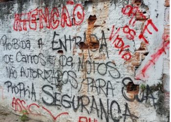 Em Manaus, facção toca o terror em moradores com recado em muro: ‘para sua segurança’
