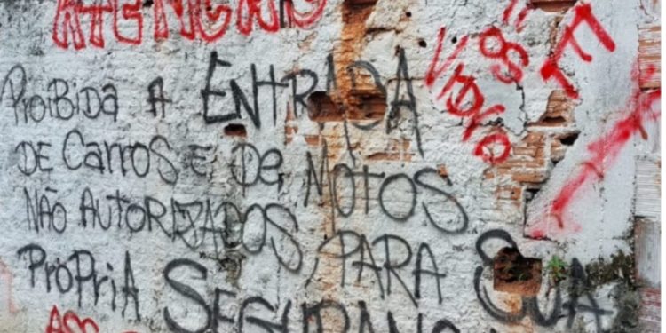 Em Manaus, facção toca o terror em moradores com recado em muro: ‘para sua segurança’