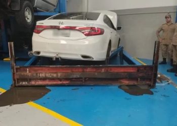 Carro despenca em oficina em cima de mecânico e ele morre esmagado