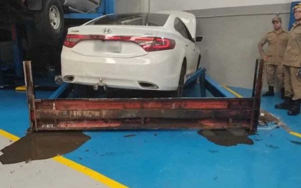 Carro despenca em oficina em cima de mecânico e ele morre esmagado