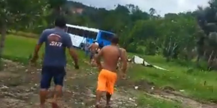 Vídeo: ônibus desgovernado desce ladeira buzinando e invade sítio em Manaus