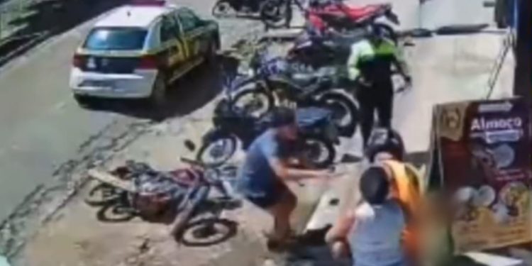 Vídeo: lutador de MMA espanca agente de trânsito após receber multa; veja