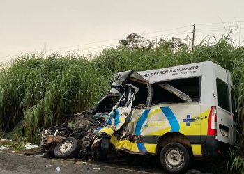 Acidente entre van e caminhão deixa 12 pessoas mortas no Tocantins