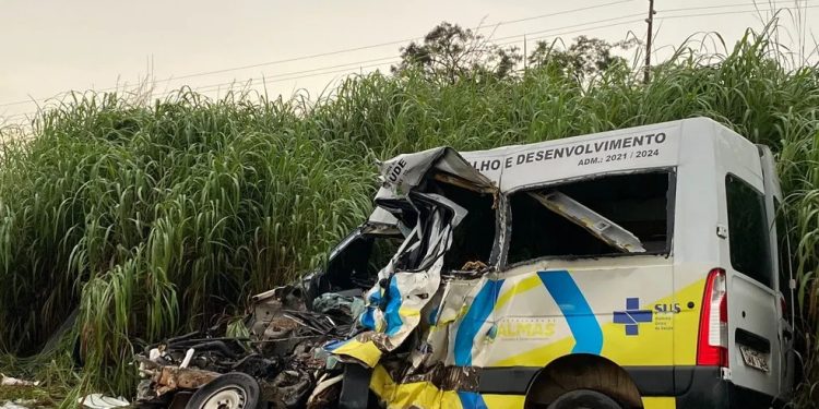 Acidente entre van e caminhão deixa 12 pessoas mortas no Tocantins