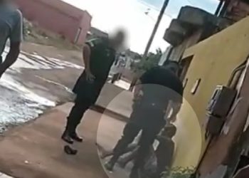 Vídeo: Policial militar é filmado dando tapas e chutes em morador de rua bêbado