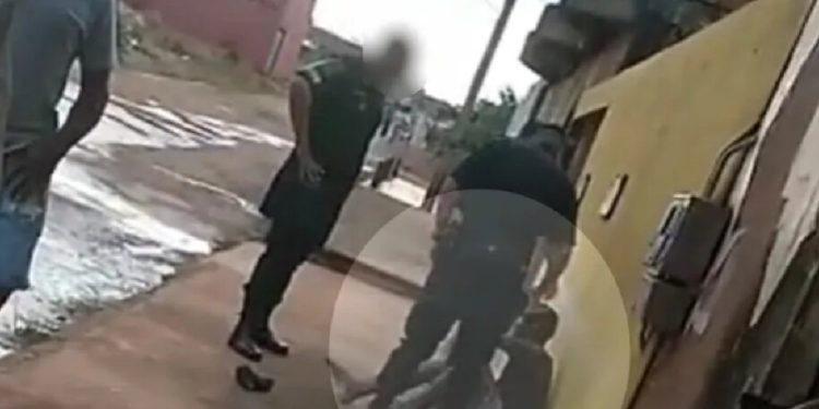Vídeo: Policial militar é filmado dando tapas e chutes em morador de rua bêbado