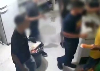 Esfirras apimentadas fazem casal agredir funcionários de restaurante; veja vídeo