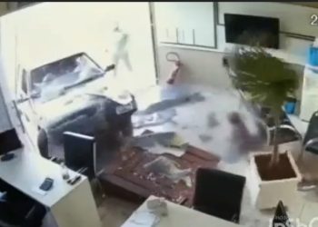 Vídeo: homem de carro atropela e arremessa criança de 5 anos em loja; ele foi preso e solto pela Justiça