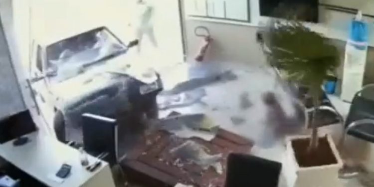 Vídeo: homem de carro atropela e arremessa criança de 5 anos em loja; ele foi preso e solto pela Justiça