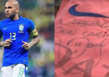 Dentro da prisão, Daniel Alves distribui autógrafo para detentos
