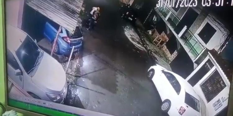 Dupla aproveita o vazio da madrugada para realizar furto em Manaus; veja vídeo