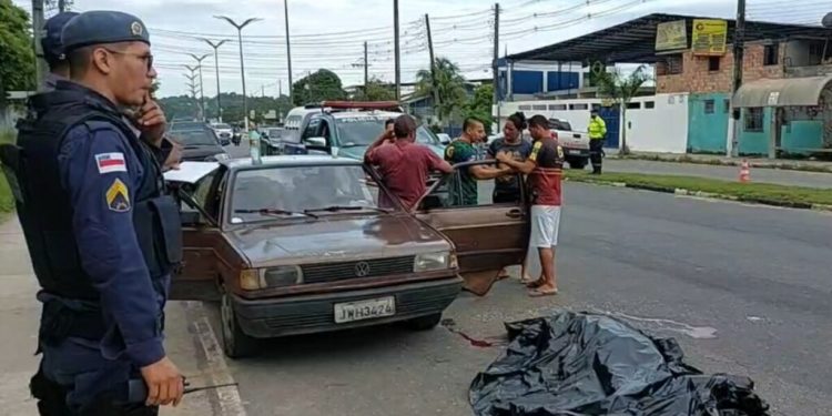 Homem é atropelado em frente ao local de trabalho quando tentava atravessar via em Manaus