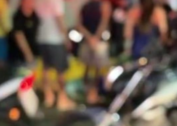 Mulher ‘quebra’ a cabeça ao sair de supermercado e ser atingida por carro em Manaus