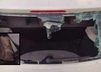 Em Manaus, bolsonaristas atiram pedra em carro com casal e criança porque mulher usava vermelho