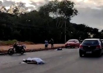 Casal morre na Avenida do Turismo após bater moto de frente com carro