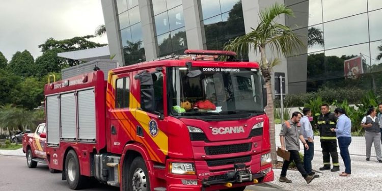 Incêndio atinge Cristal Tower e prédio é evacuado às pressas