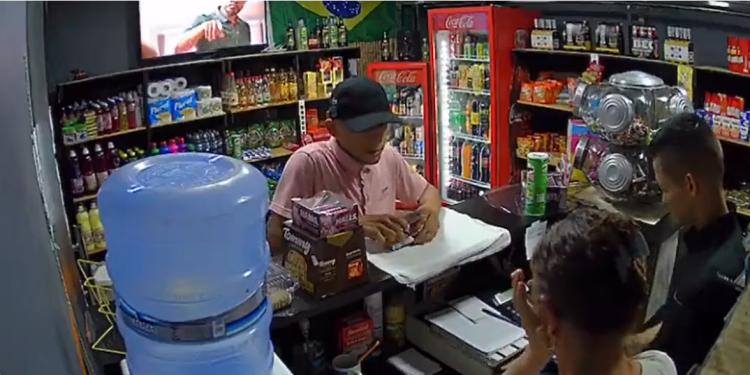 Dupla assalta mercadinho em Manaus e antes de ir embora diz: ‘Me desculpa, tia’; vídeo