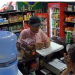 Dupla assalta mercadinho em Manaus e antes de ir embora diz: ‘Me desculpa, tia’; vídeo