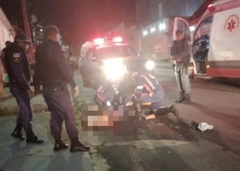 Vídeo: Assaltantes sofrem fraturas ao caírem de moto para tentar fugir de perseguição da PM em Manaus