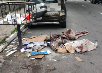 Garis estranham peso de sacos de lixo e descobrem mulher esquartejada em lixeira de Manaus