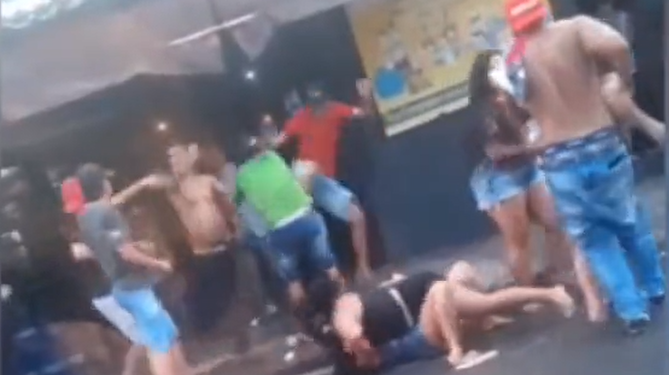 Vídeo: ‘Bebões’ vão pra porrada em bar na Zona Oeste de Manaus na hora de pagar a conta