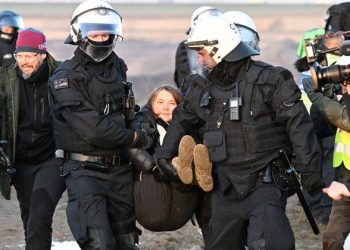Ativista Greta Thunberg dá risada ao ser presa durante protesto na Alemanha