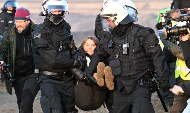 Ativista Greta Thunberg dá risada ao ser presa durante protesto na Alemanha