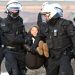 Ativista Greta Thunberg dá risada ao ser presa durante protesto na Alemanha